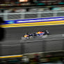 Verstappen wint knotsgekke F1-sprintrace in Singapore met negen uitvallers