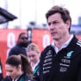 Wolff haalt uit naar stewards na straf voor Russell: 'Geen straf waard'