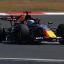 Verstappen komt bijna twee seconden tekort tijdens enige vrije training voor GP China
